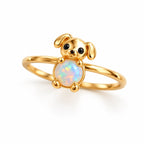 Bague Chien Opale dorée sur fond blanc