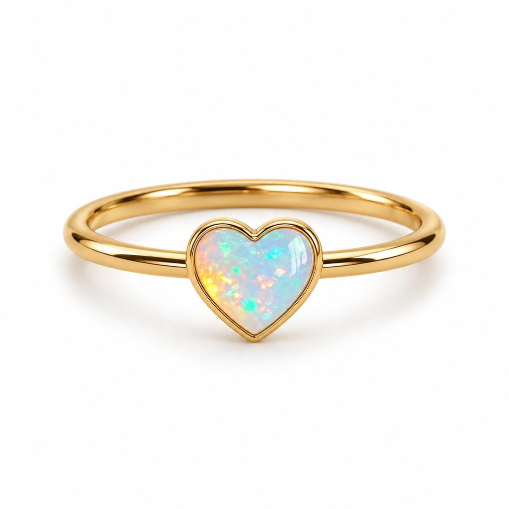 Bague Cœur Opale dorée sur fond blanc