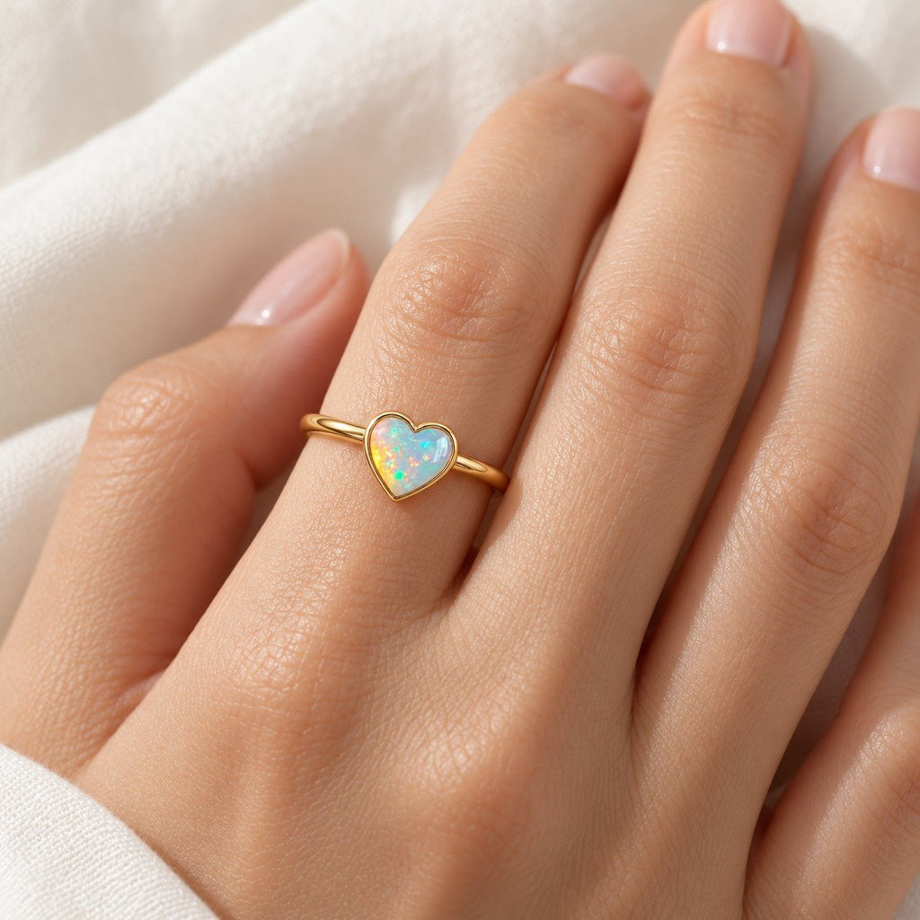 Bague Cœur Opale portée à la main