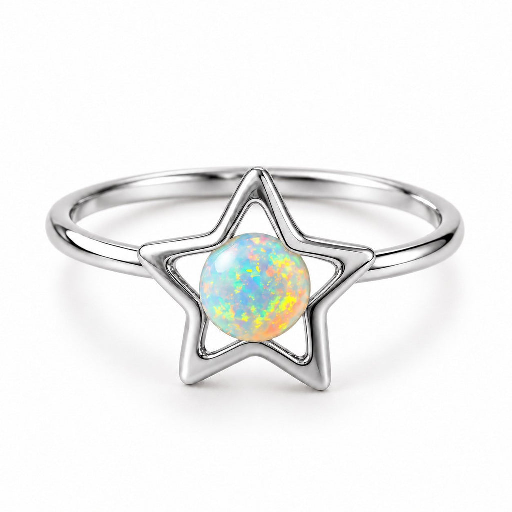 Bague Étoile Opale argentée sur fond blanc