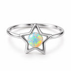 Bague Étoile Opale argentée sur fond blanc