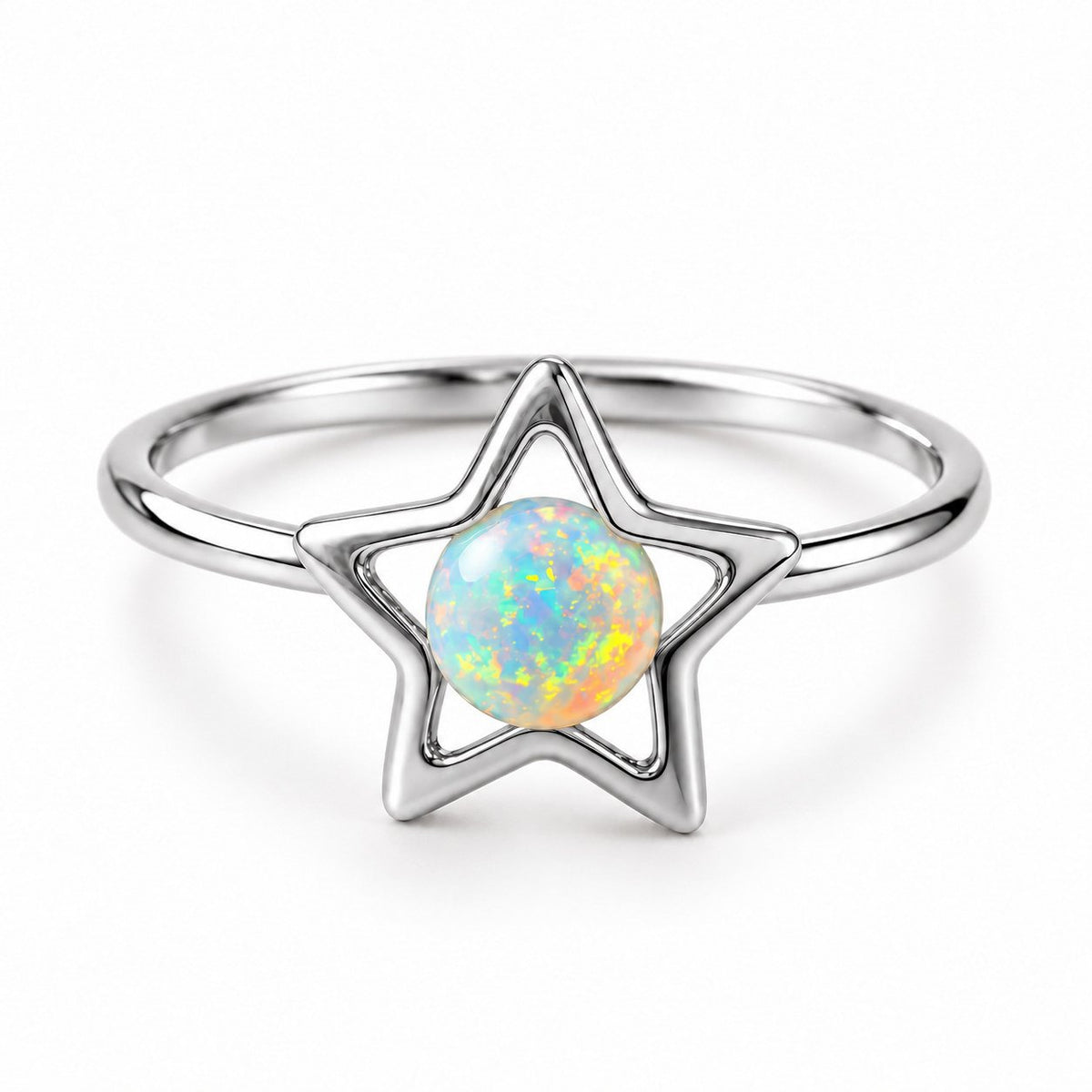 Bague Étoile Opale argentée sur fond blanc