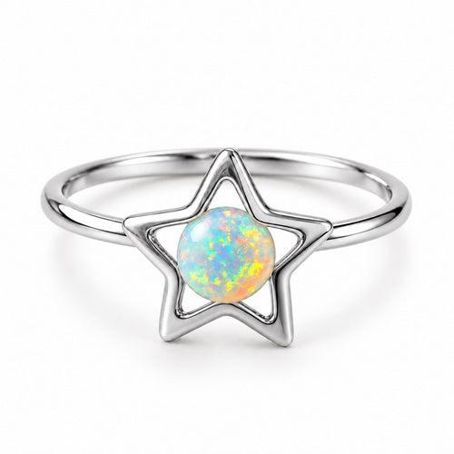 Bague Étoile Opale argentée sur fond blanc