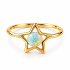 Bague Étoile Opale dorée sur fond blanc