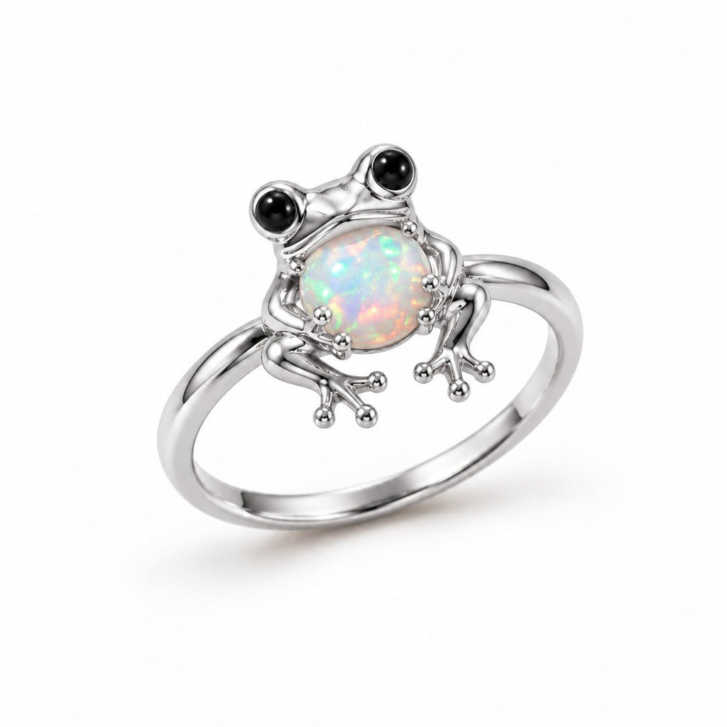 Bague Grenouille Opale argentée sur fond blanc