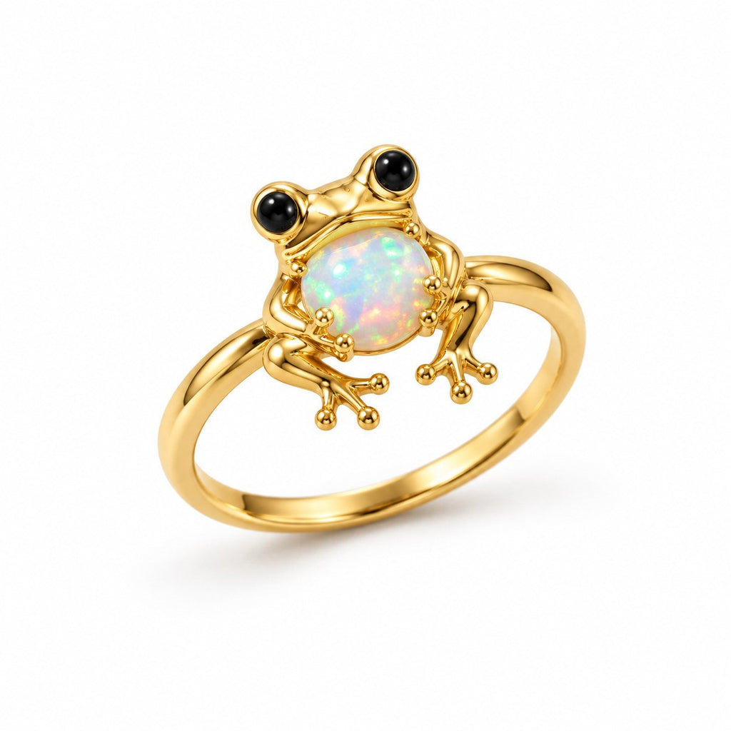 Bague Grenouille Opale dorée sur fond blanc