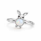 Bague Lapin Opale argentée sur fond blanc