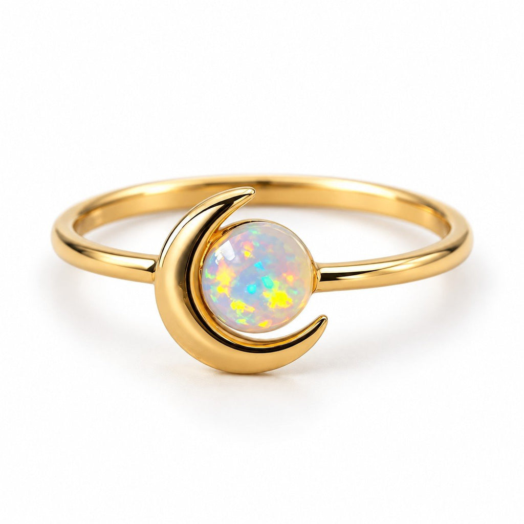 Bague Lune Opale dorée sur fond blanc