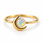 Bague Lune Opale dorée sur fond blanc
