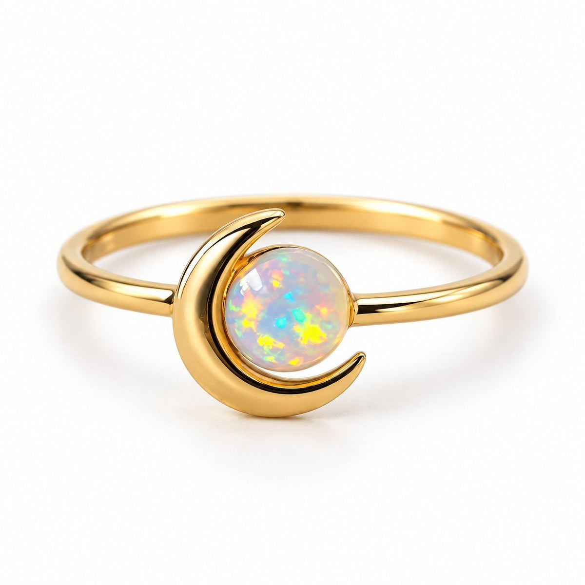 Bague Lune Opale dorée sur fond blanc