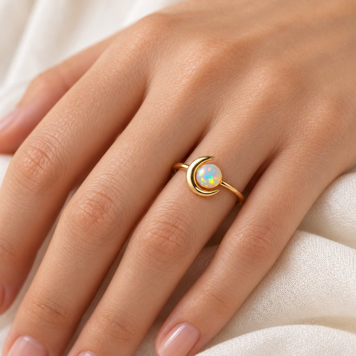 Bague Lune Opale portée à la main