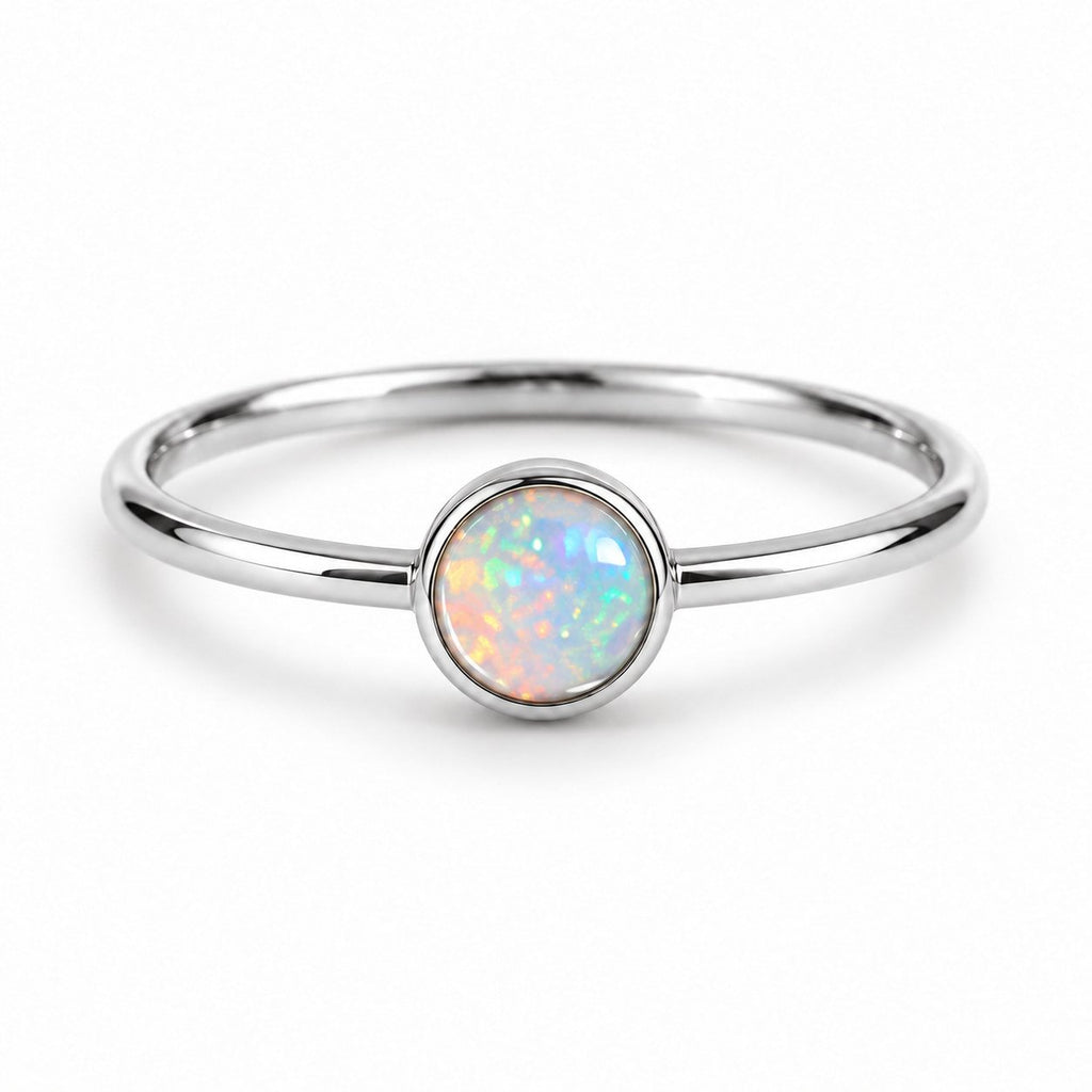Bague Opale Minimaliste argentée sur fond blanc