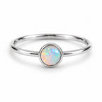 Bague Opale Minimaliste argentée sur fond blanc