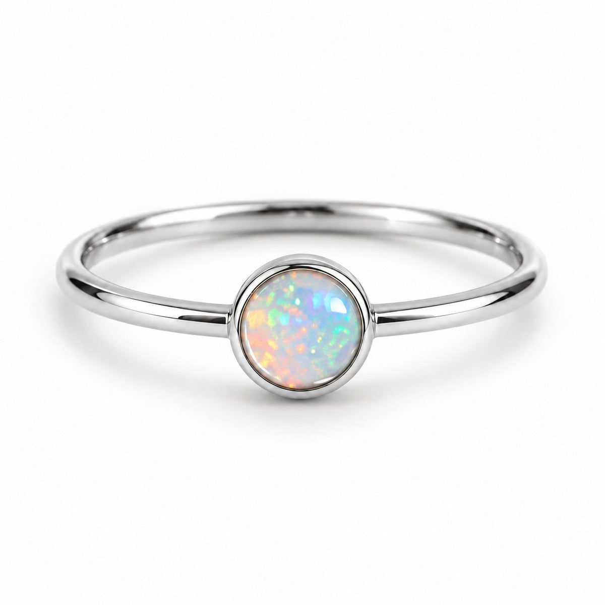 Bague Opale Minimaliste argentée sur fond blanc