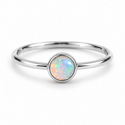 Bague Opale Minimaliste argentée sur fond blanc