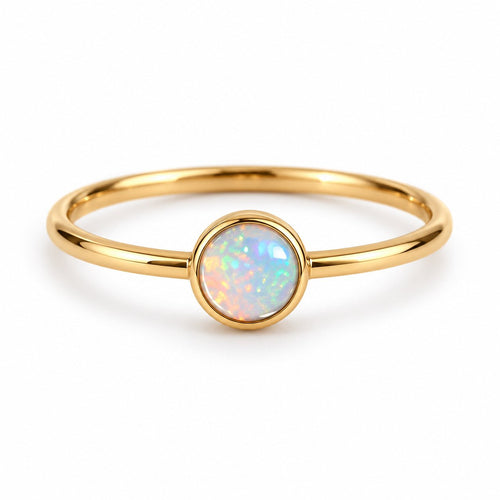 Bague Opale Minimaliste dorée sur fond blanc