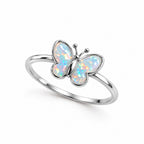 Bague Papillon Opale argentée sur fond blanc