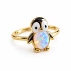 Bague Pingouin Opale dorée sur fond blanc