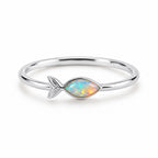 Bague Poisson Opale argentée sur fond blanc