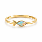Bague Poisson Opale dorée sur fond blanc