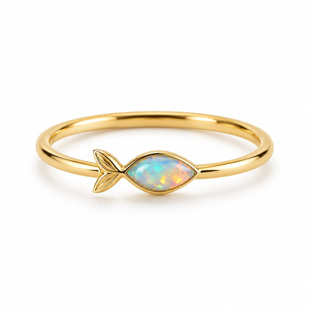 Bague Poisson Opale dorée sur fond blanc