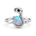 Bague Serpent Opale argentée sur fond blanc
