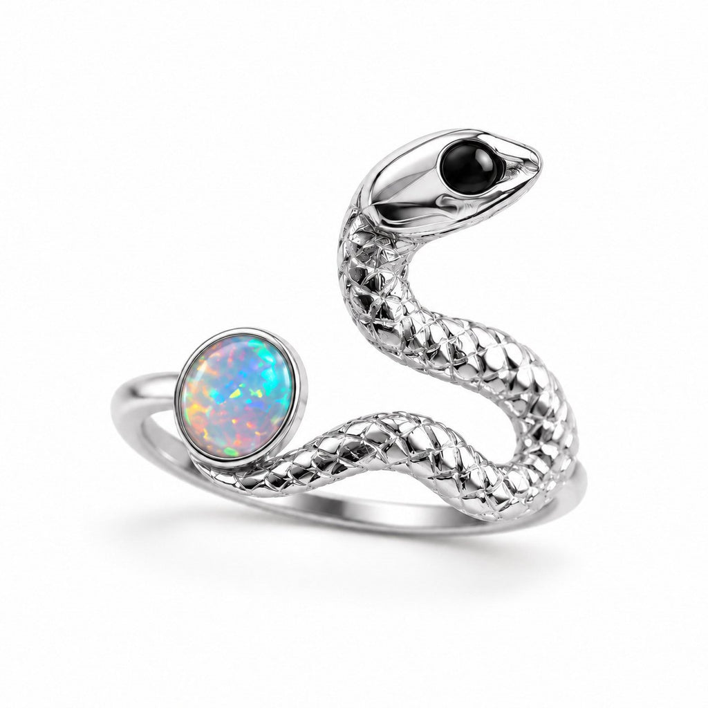 Bague Serpent Spirale Opale argentée sur fond blanc