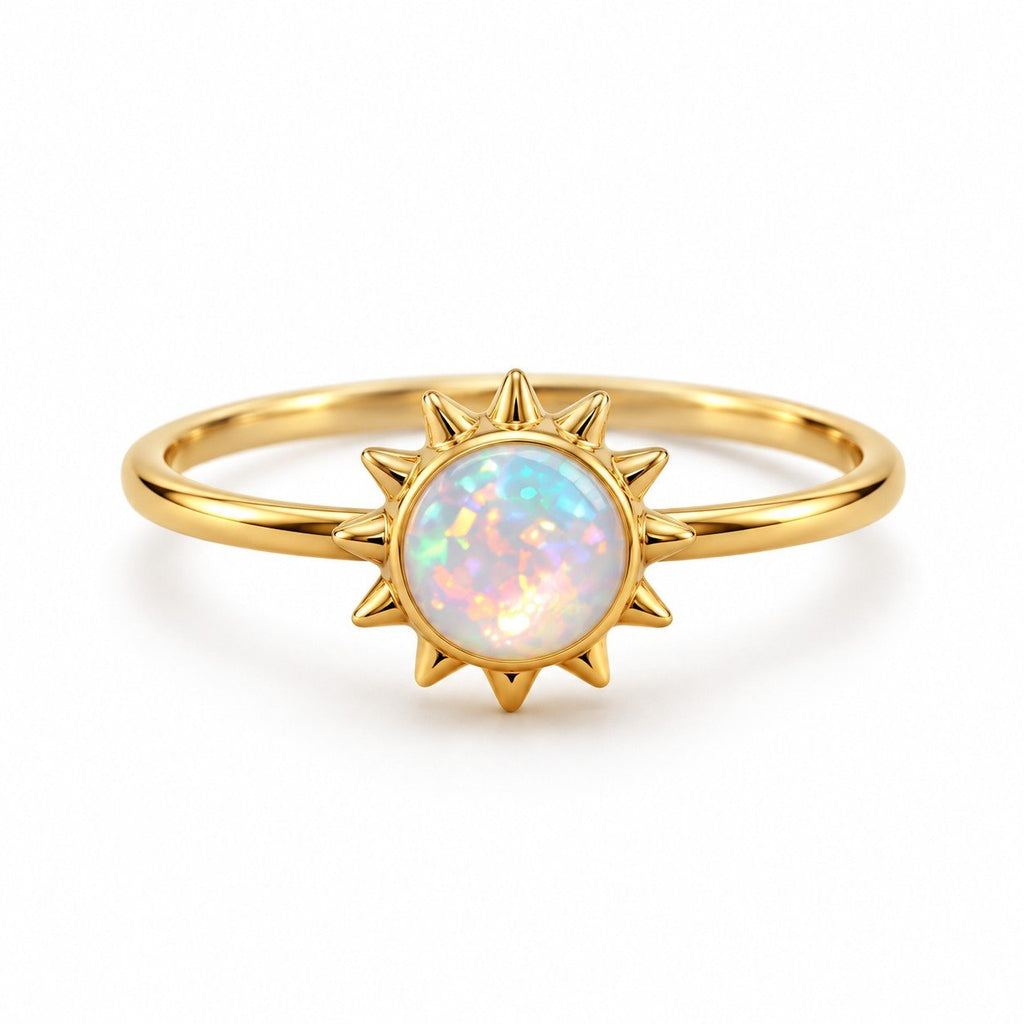 Bague Soleil Opale dorée sur fond blanc