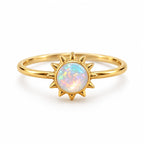 Bague Soleil Opale dorée sur fond blanc