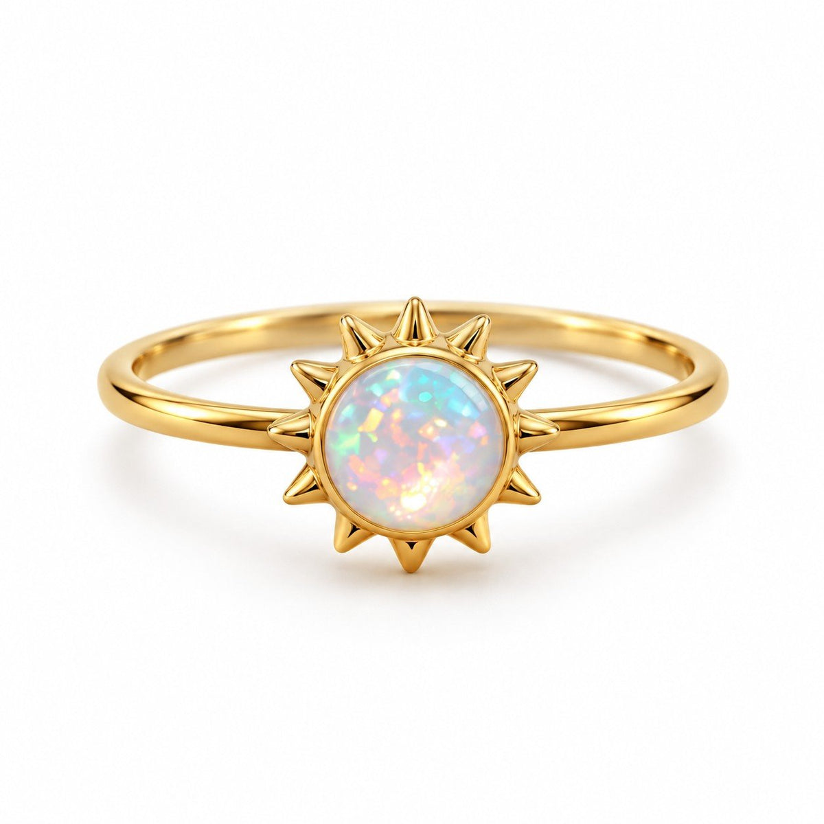 Bague Soleil Opale dorée sur fond blanc