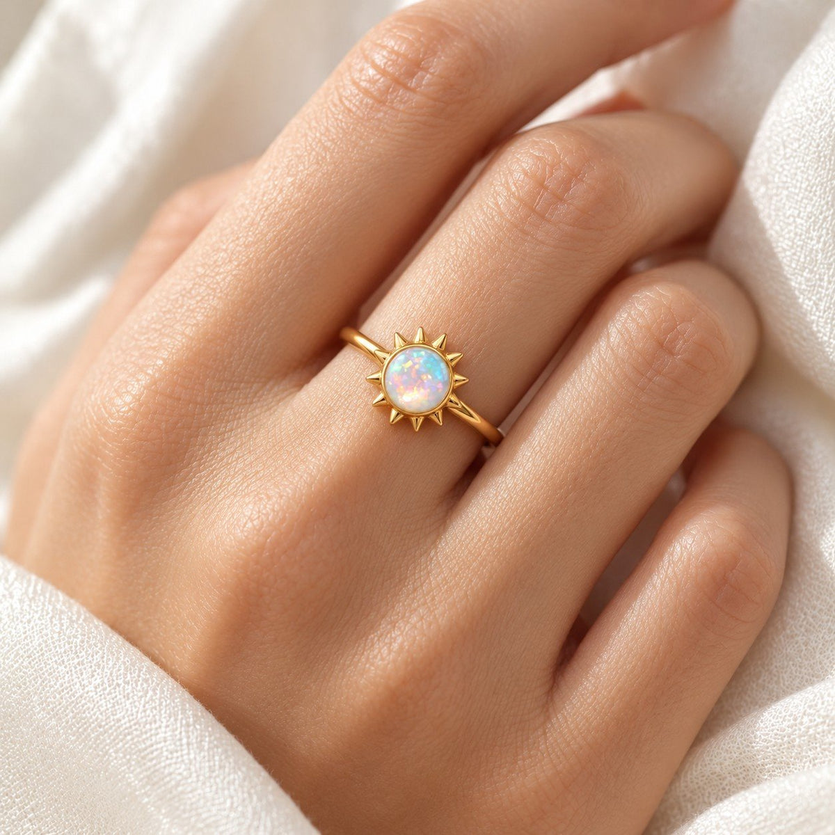 Bague Soleil Opale portée à la main