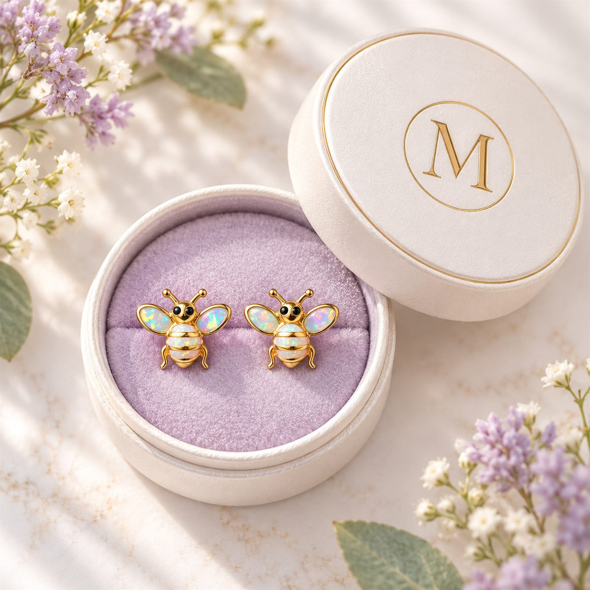 Boucles d'oreilles Abeille Mopaline, présentées dans leur coffret cadeau