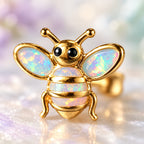 Boucles d'oreilles Abeille Mopaline, gros plan sur les reflets opalins