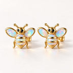 Boucles d'oreilles Abeille Mopaline, paire vue de face sur fond clair