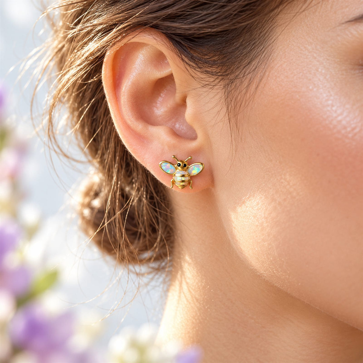 Boucles d'oreilles Abeille Mopaline, portées à l'oreille