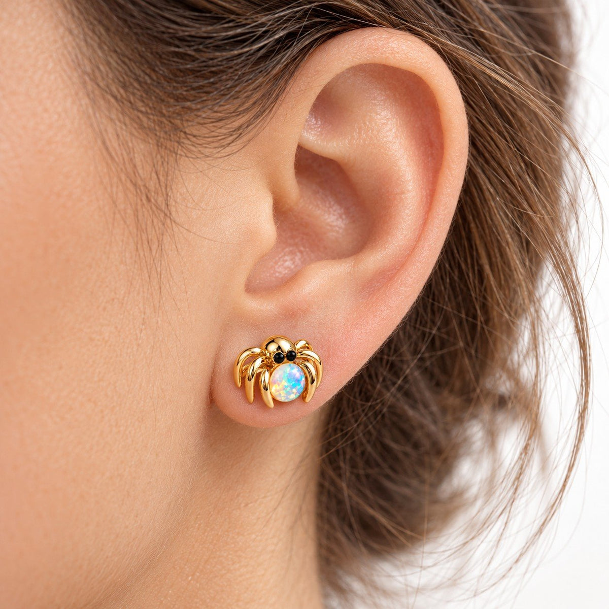 Boucle d'oreille Araignée Opale portée sur le lobe