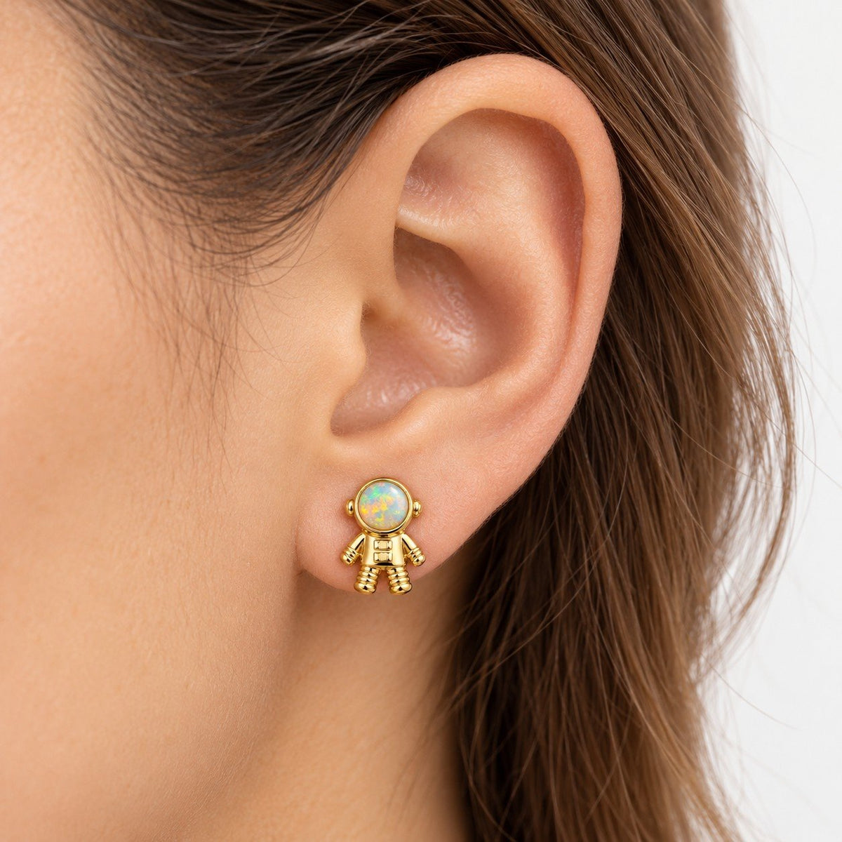 Boucle d'oreille Astronaute Opale portée sur le lobe