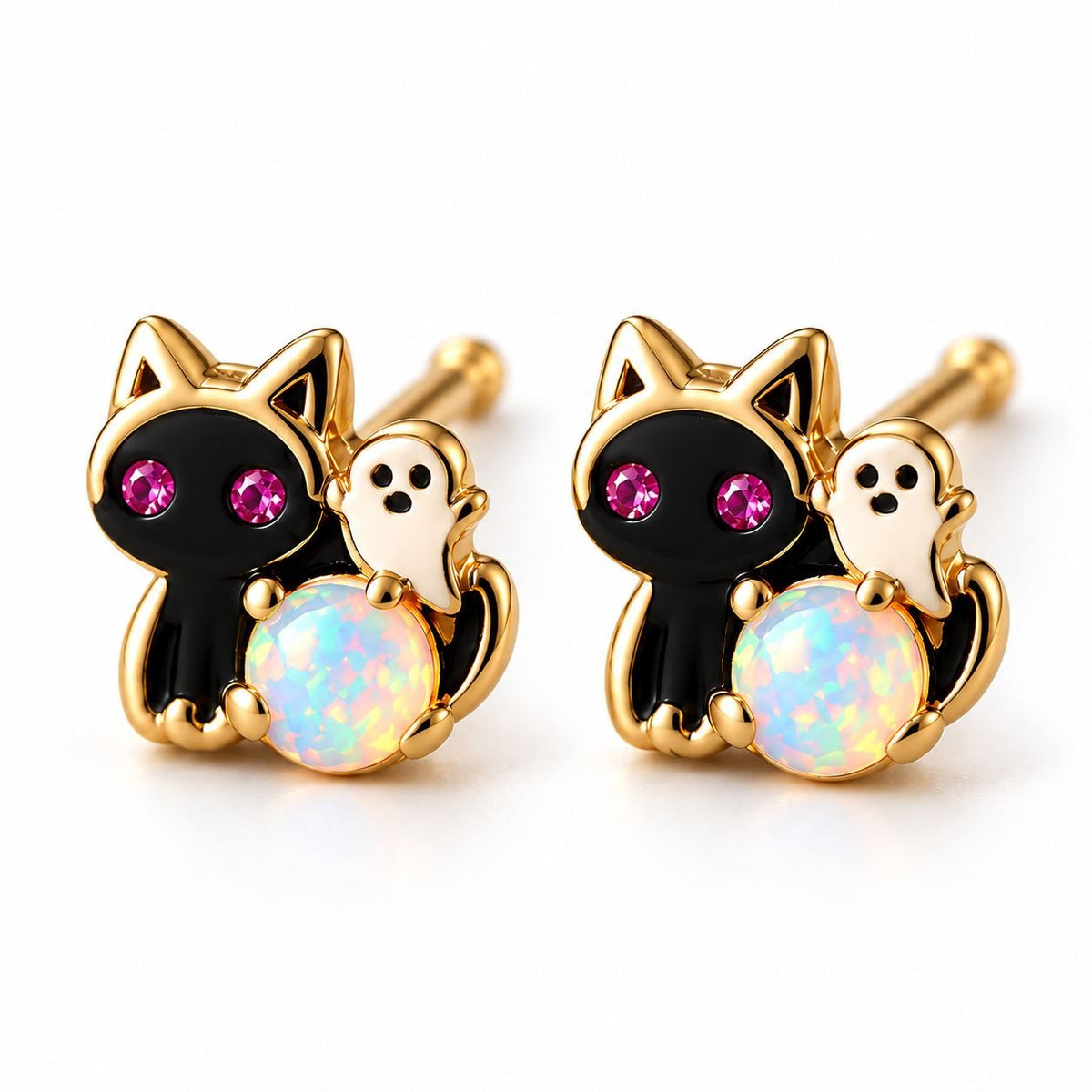Boucles d'oreilles Chat Fantôme Opale dorées, la paire sur fond blanc