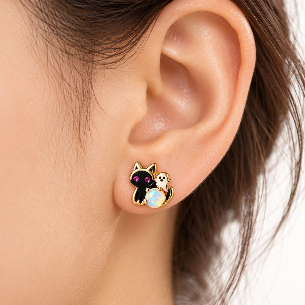 Boucle d'oreille Chat Fantôme Opale portée sur le lobe