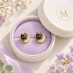 Boucles d'oreilles Chat Lune Mopaline, présentées dans leur coffret cadeau