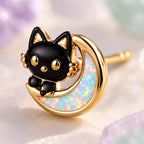 Boucles d'oreilles Chat Lune Mopaline, gros plan sur les reflets opalins
