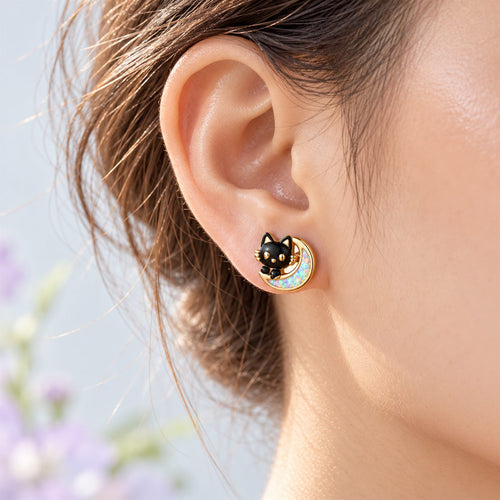Boucles d'oreilles Chat Lune Mopaline, portées à l'oreille