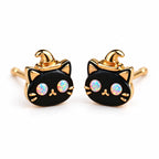 Boucles d'oreilles Chat Sorcière Opale dorées, la paire sur fond blanc