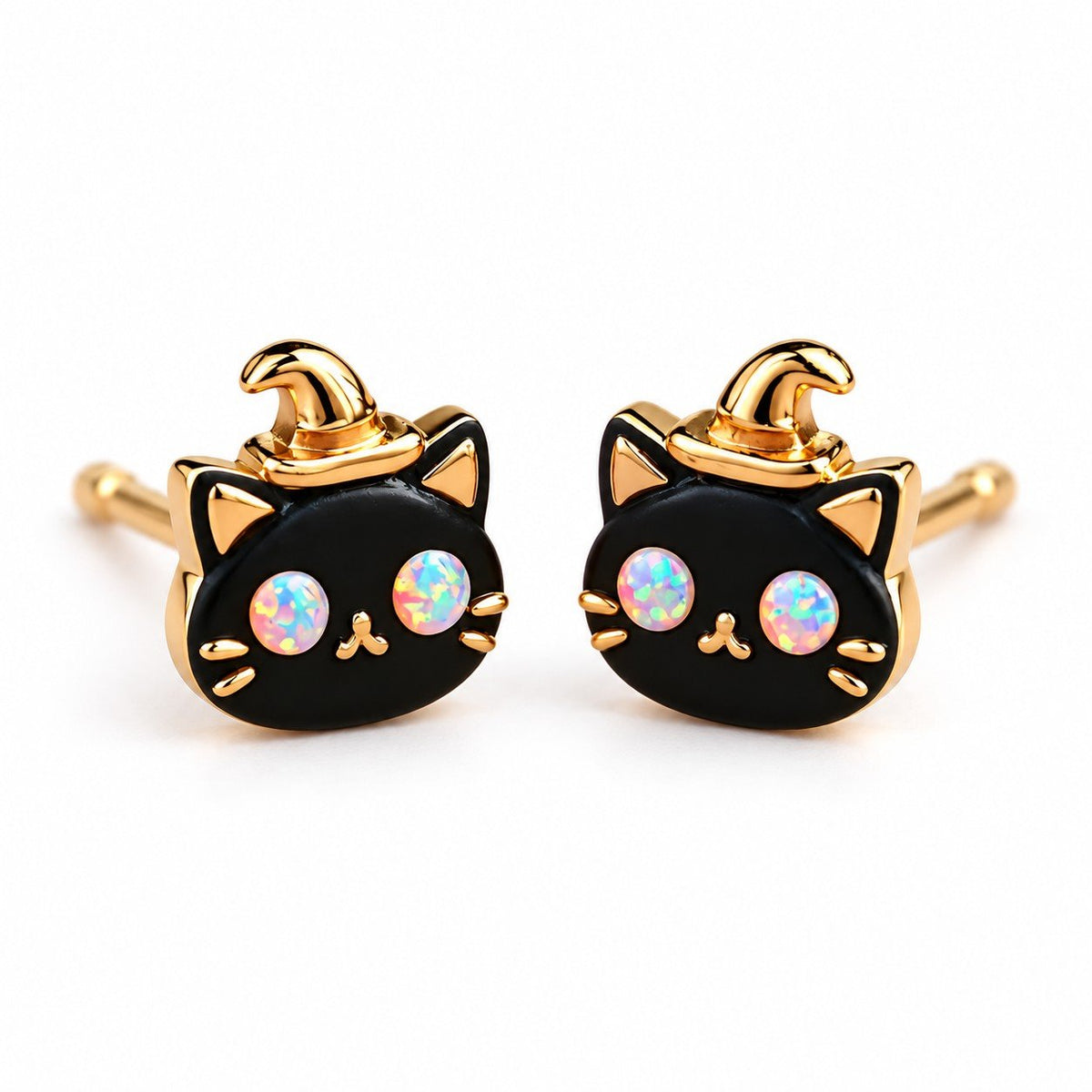 Boucles d'oreilles Chat Sorcière Opale dorées, la paire sur fond blanc