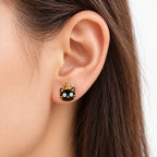 Boucle d'oreille Chat Sorcière Opale portée sur le lobe