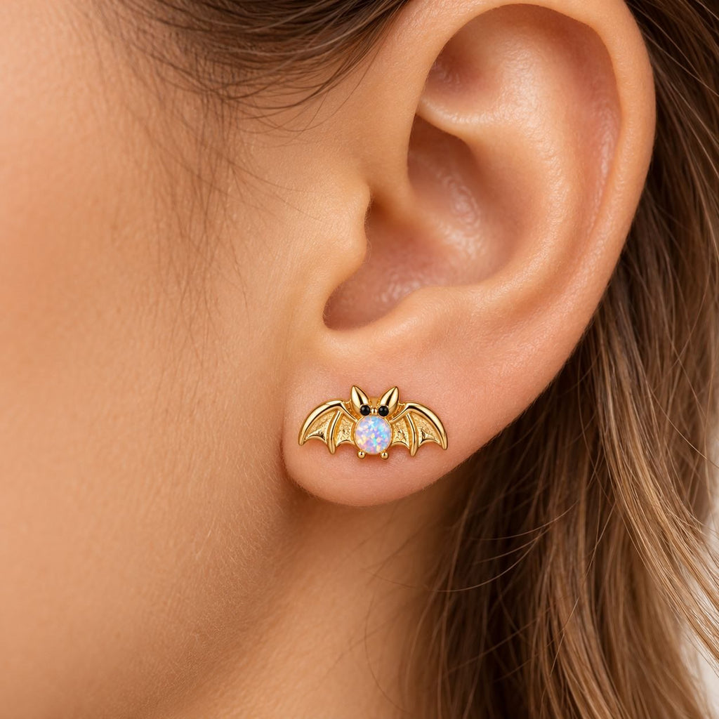 Boucle d'oreille Chauve-souris Opale portée sur le lobe
