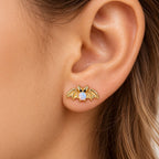 Boucle d'oreille Chauve-souris Opale portée sur le lobe