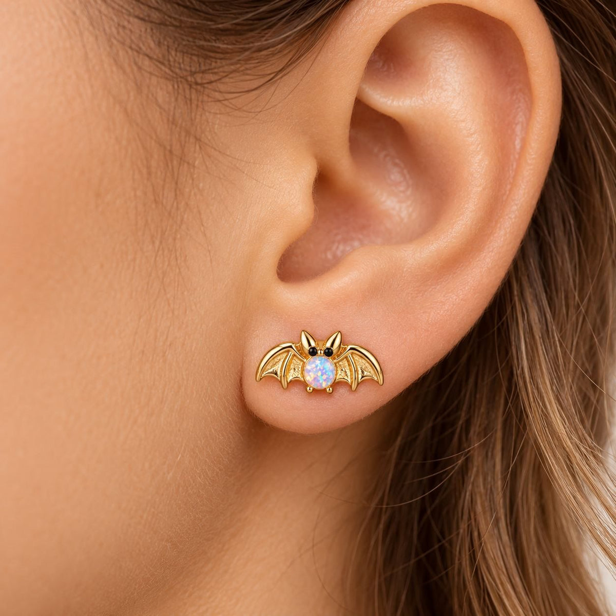 Boucle d'oreille Chauve-souris Opale portée sur le lobe