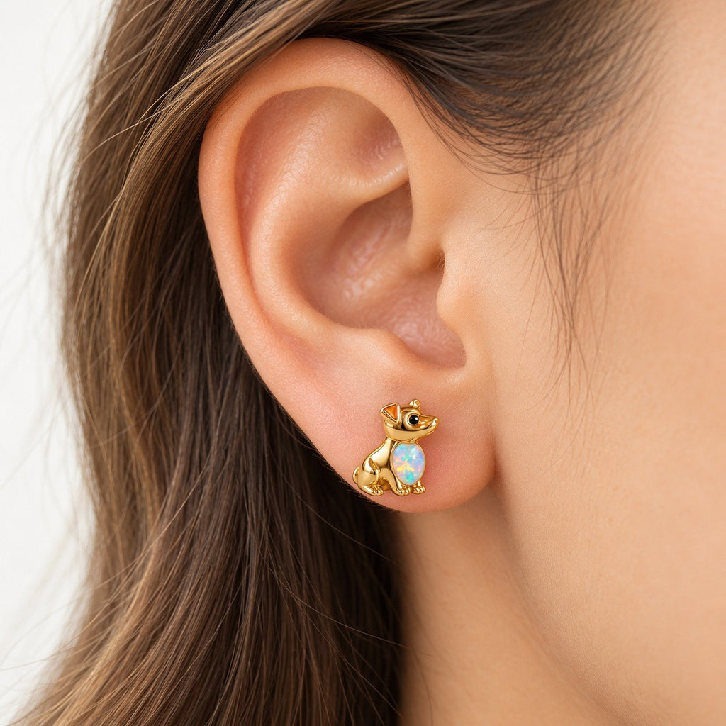 Boucle d'oreille Chien Opale portée sur le lobe