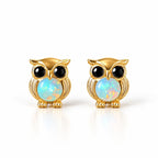 Boucles d'oreilles Chouette Opale dorées, la paire sur fond blanc